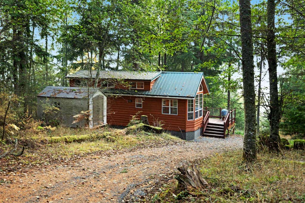 Cozy 1BR Waterfront Cabin with Mountain Views