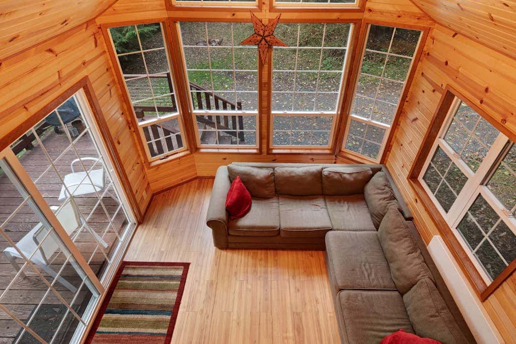 Cozy 1BR Waterfront Cabin with Mountain Views