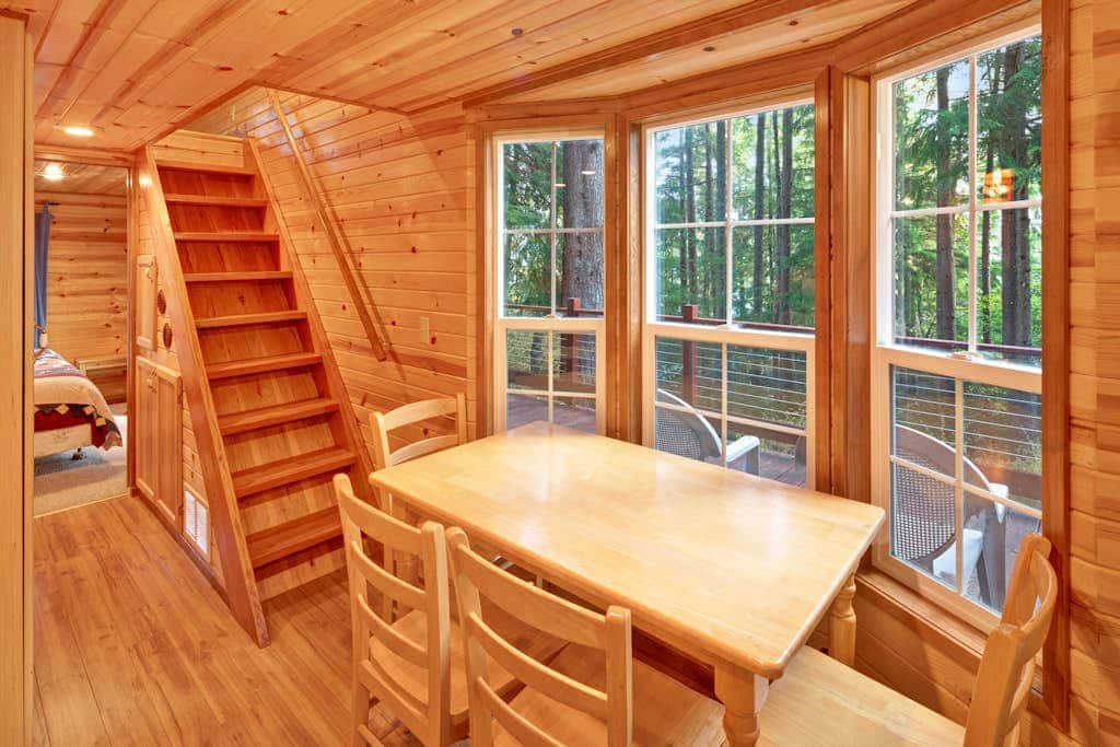 Cozy 1BR Waterfront Cabin with Mountain Views