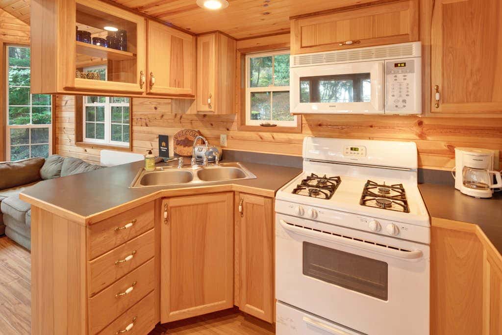 Cozy 1BR Waterfront Cabin with Mountain Views