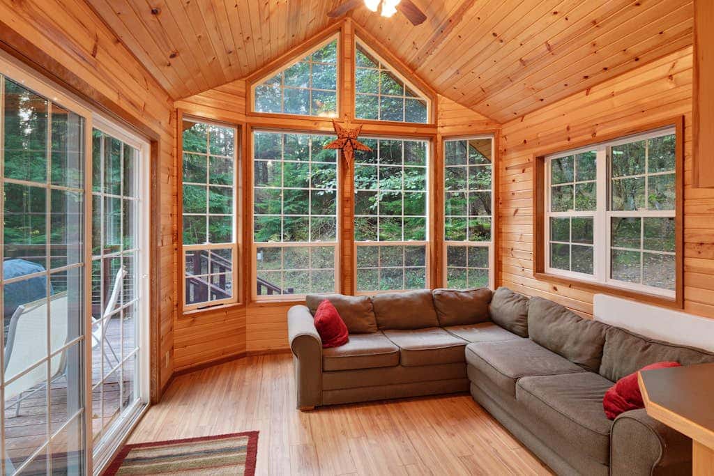 Cozy 1BR Waterfront Cabin with Mountain Views
