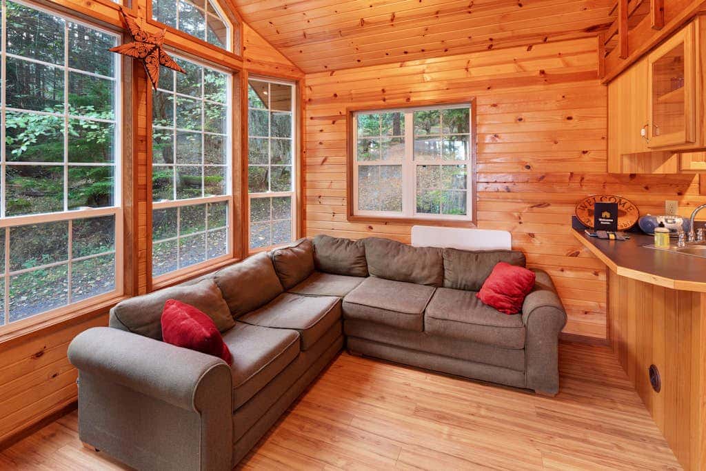 Cozy 1BR Waterfront Cabin with Mountain Views