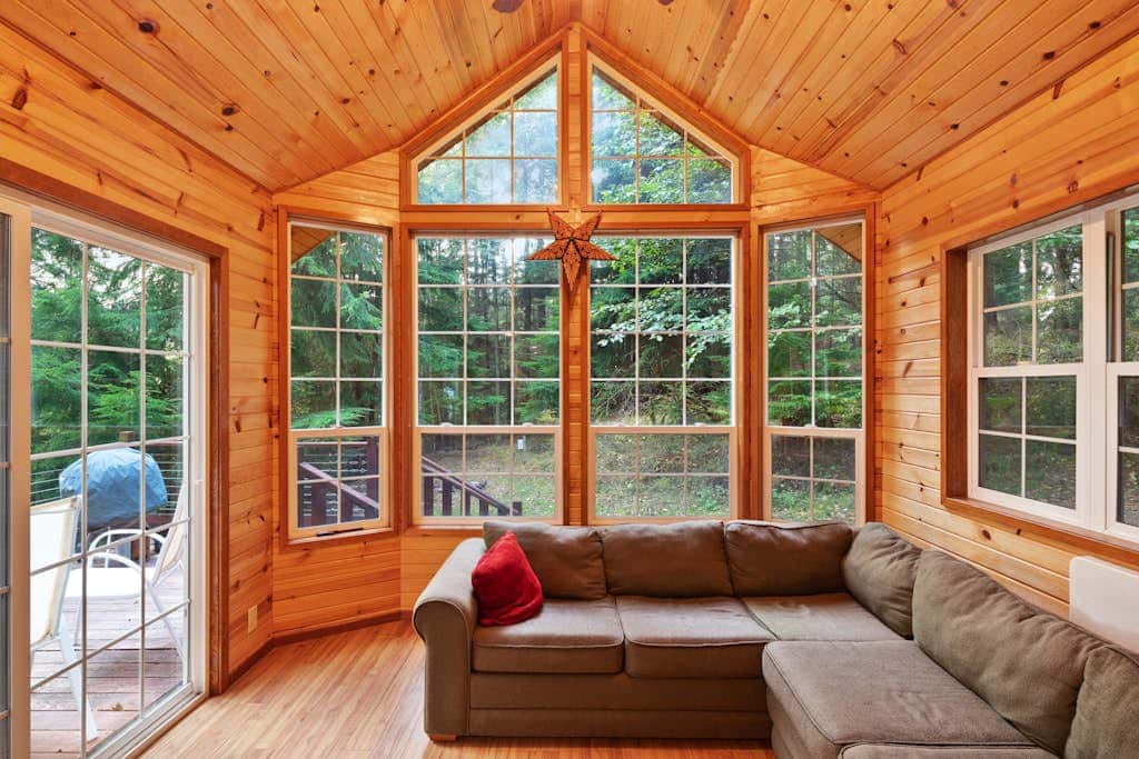 Cozy 1BR Waterfront Cabin with Mountain Views
