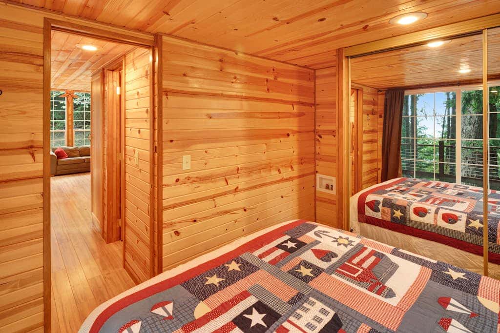 Cozy 1BR Waterfront Cabin with Mountain Views