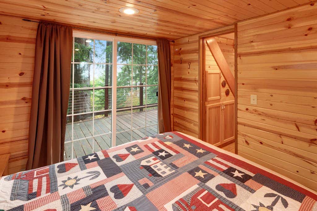 Cozy 1BR Waterfront Cabin with Mountain Views