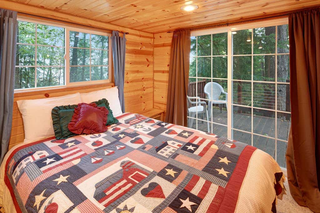 Cozy 1BR Waterfront Cabin with Mountain Views