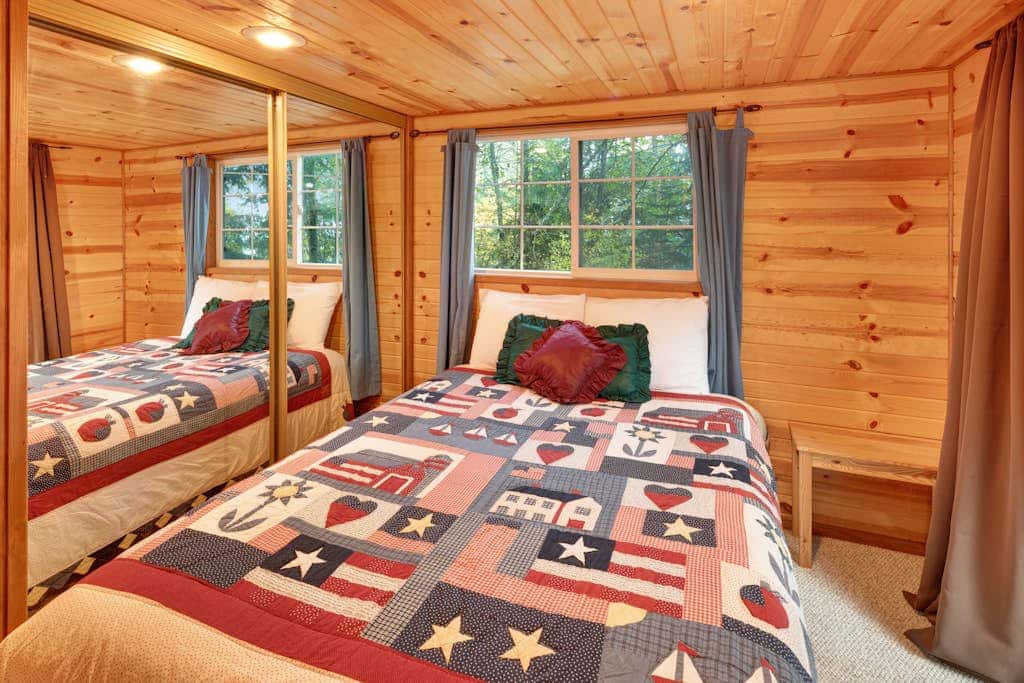 Cozy 1BR Waterfront Cabin with Mountain Views