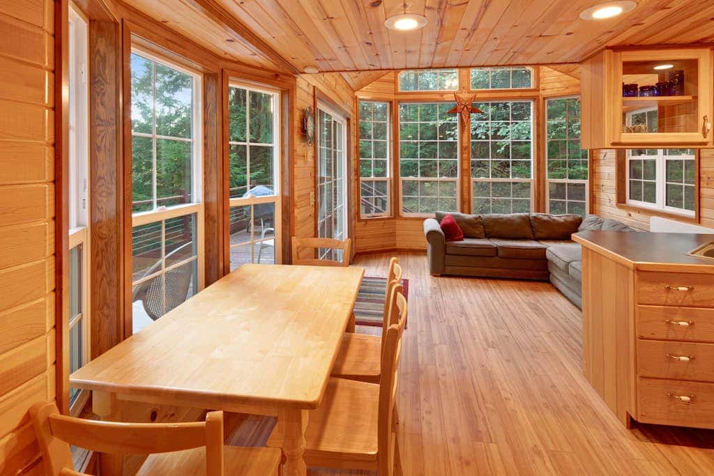 Cozy 1BR Waterfront Cabin with Mountain Views