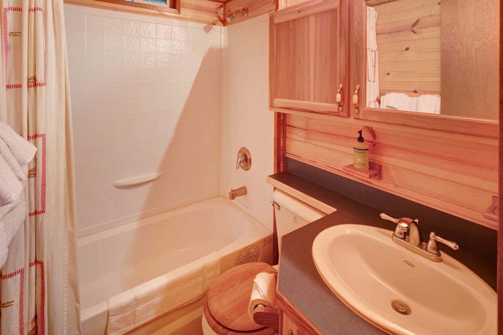 Cozy 1BR Waterfront Cabin with Mountain Views