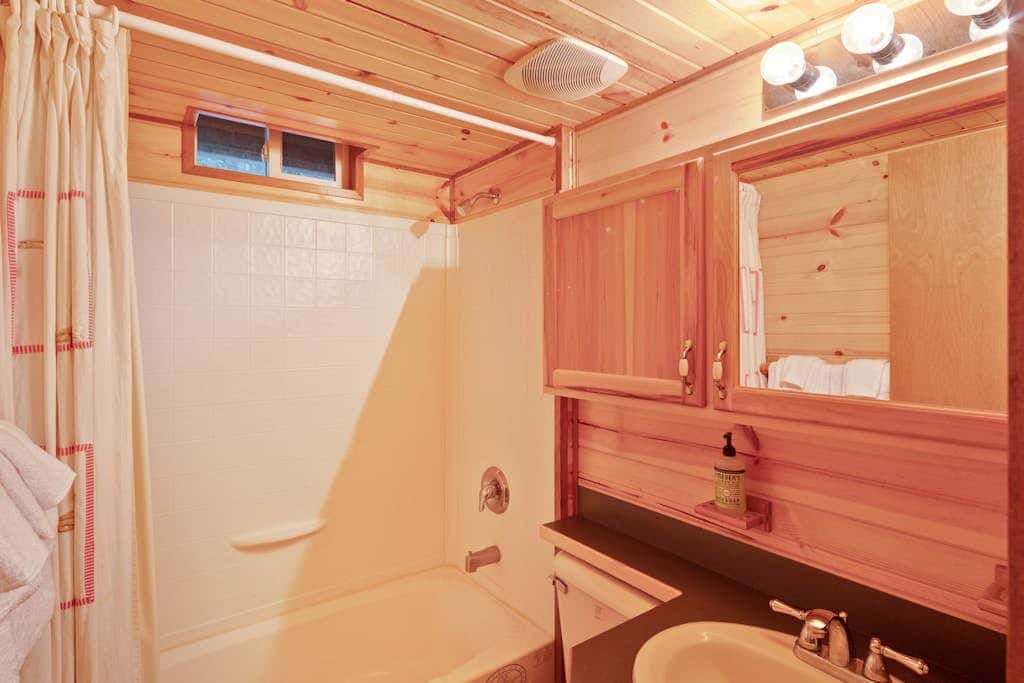 Cozy 1BR Waterfront Cabin with Mountain Views