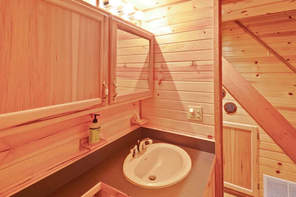 Cozy 1BR Waterfront Cabin with Mountain Views