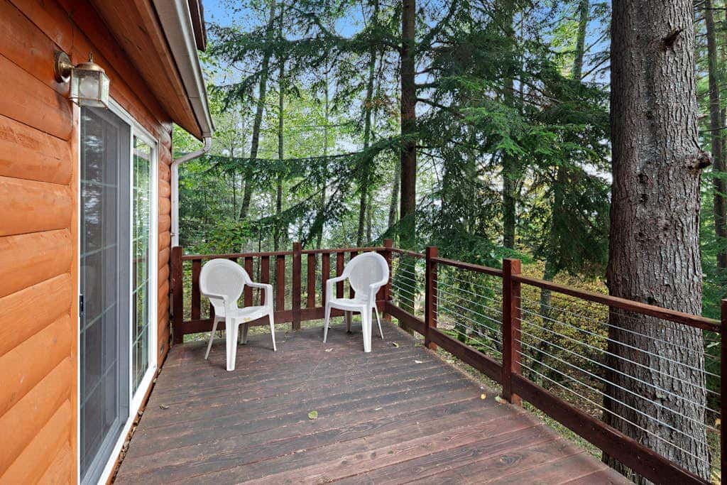 Cozy 1BR Waterfront Cabin with Mountain Views
