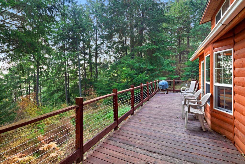 Cozy 1BR Waterfront Cabin with Mountain Views