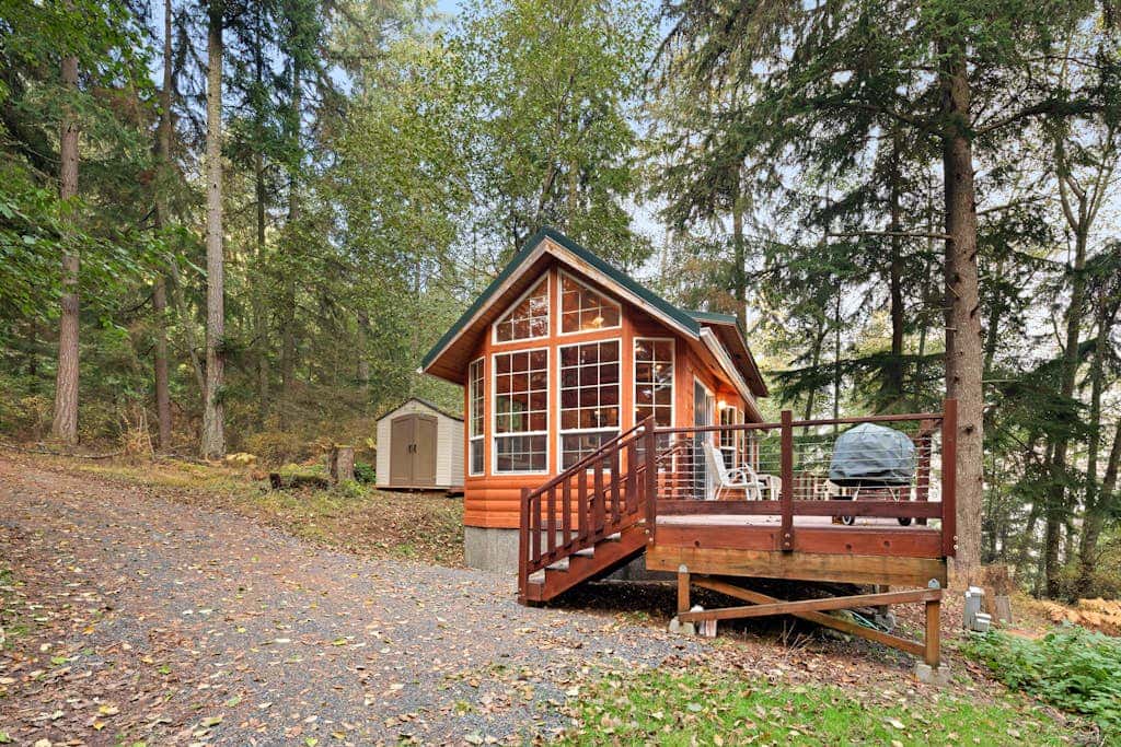 Cozy 1BR Waterfront Cabin with Mountain Views