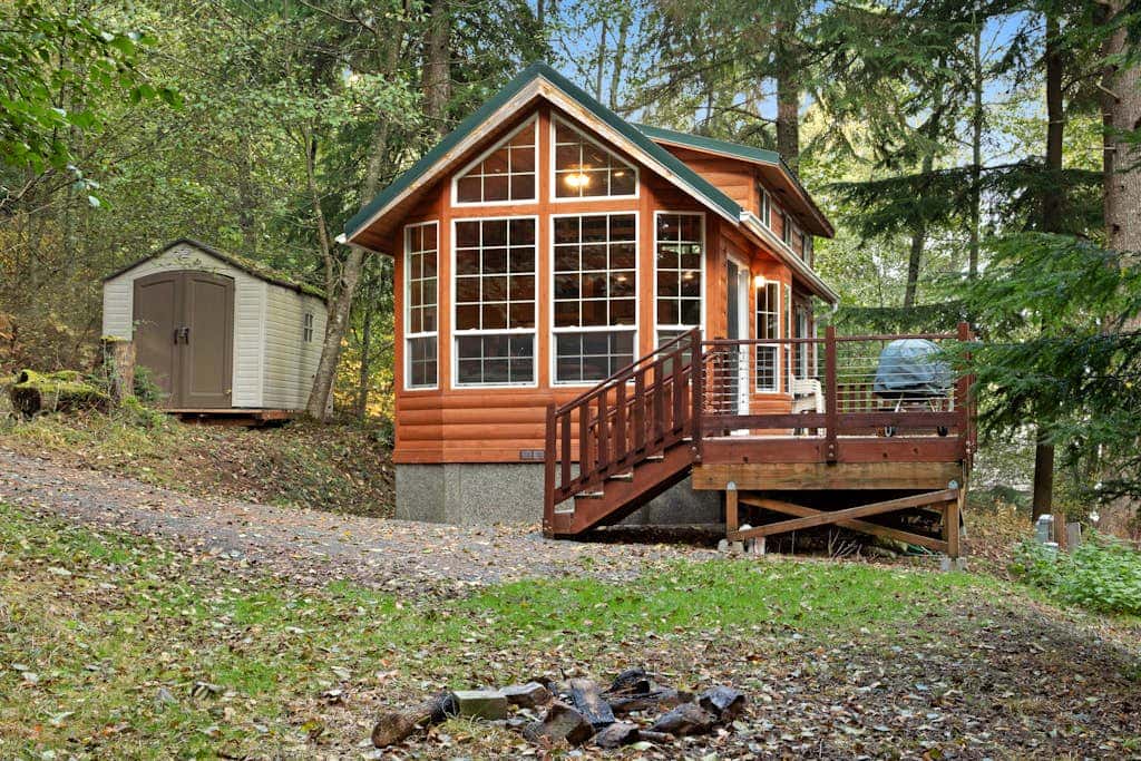 Cozy 1BR Waterfront Cabin with Mountain Views