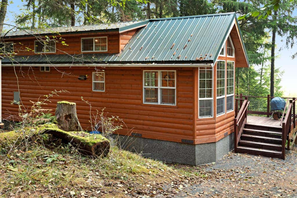 Cozy 1BR Waterfront Cabin with Mountain Views