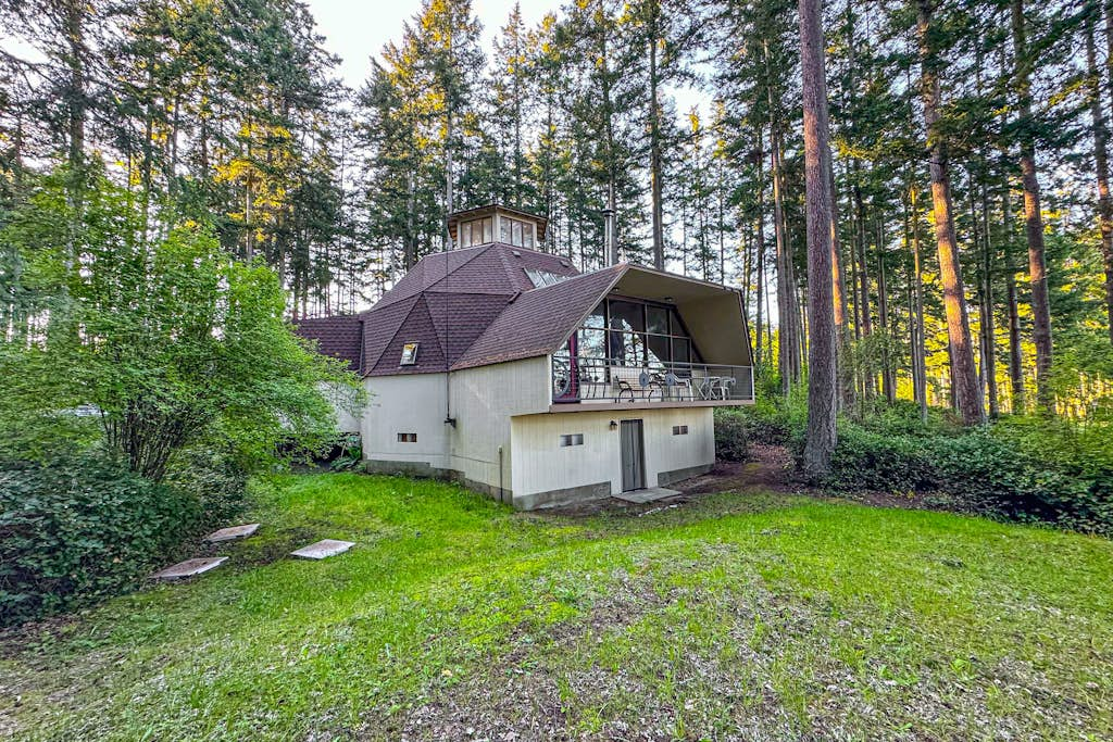 Island Getaway with Water View and Modern Amenities in Greenbank