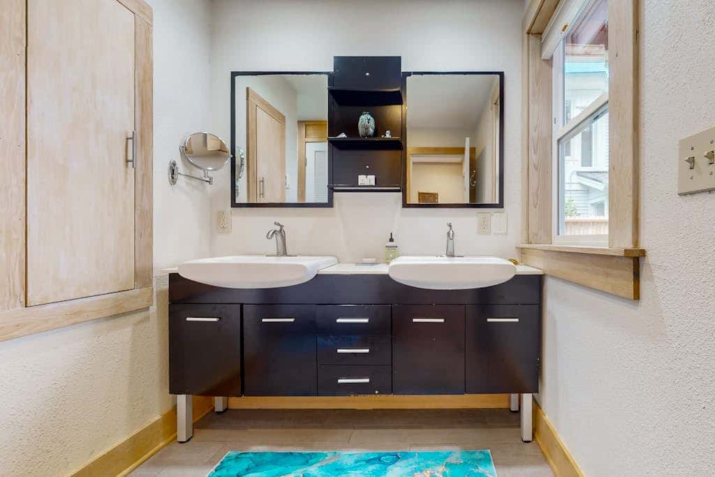 Stunning Oceanfront Getaway in Langley with Private Patio and WiFi