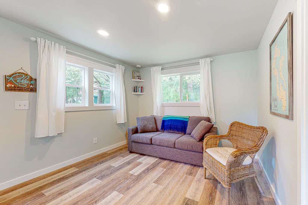 Relaxing cottage with fishing gear, fireplace, gas grill, patio, & kitchenette