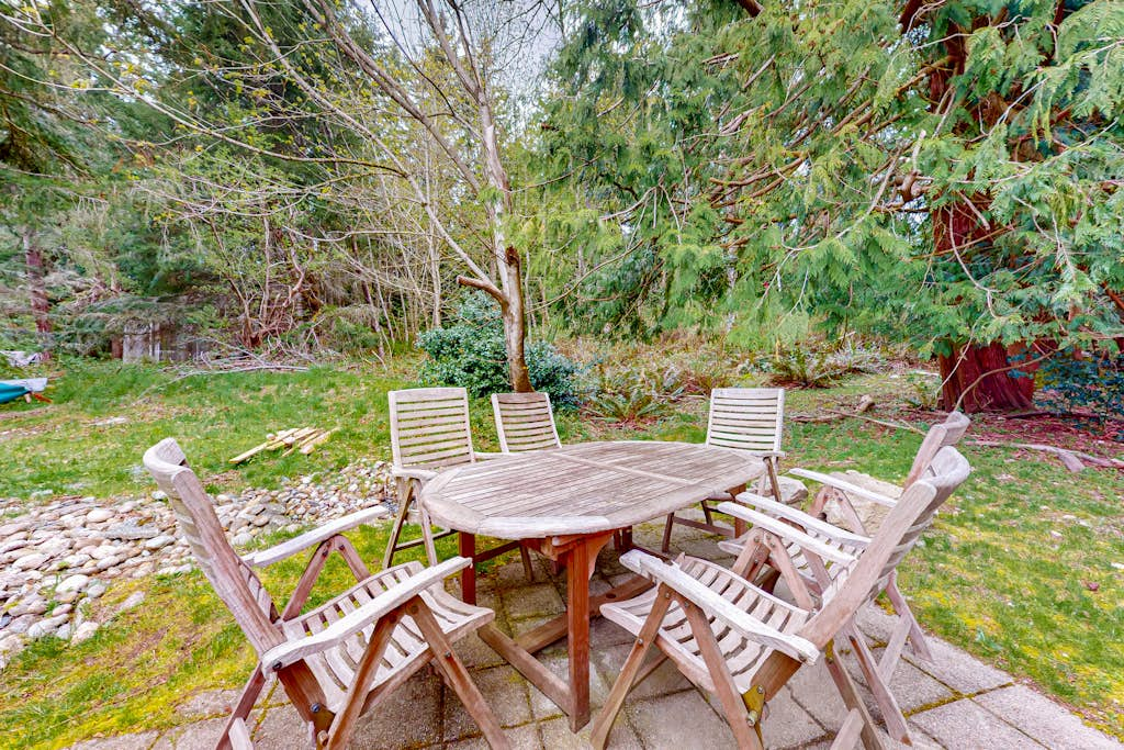 Haven Way Cottage: Cozy Beachside Retreat with Fireplace and Patio