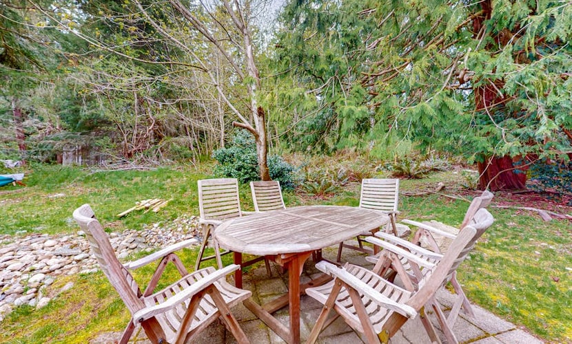 Relaxing cottage with fishing gear, fireplace, gas grill, patio, & kitchenette