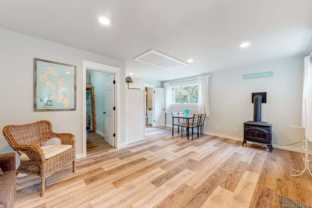 Relaxing cottage with fishing gear, fireplace, gas grill, patio, & kitchenette