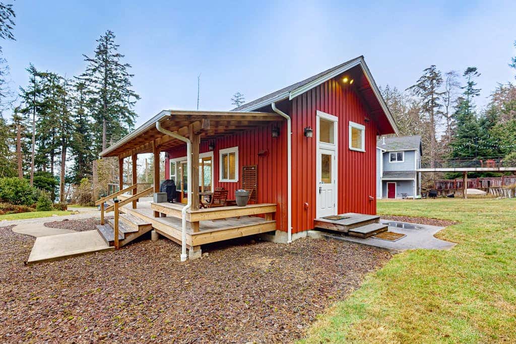 Restorative tiny home with amazing outdoor space, central location, and free Wifi