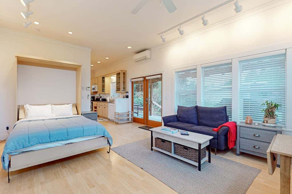 Restorative tiny home with amazing outdoor space, central location, and free Wifi