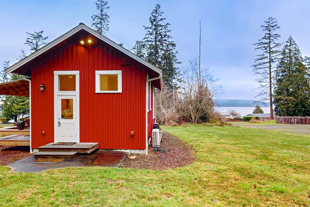 Restorative tiny home with amazing outdoor space, central location, and free Wifi