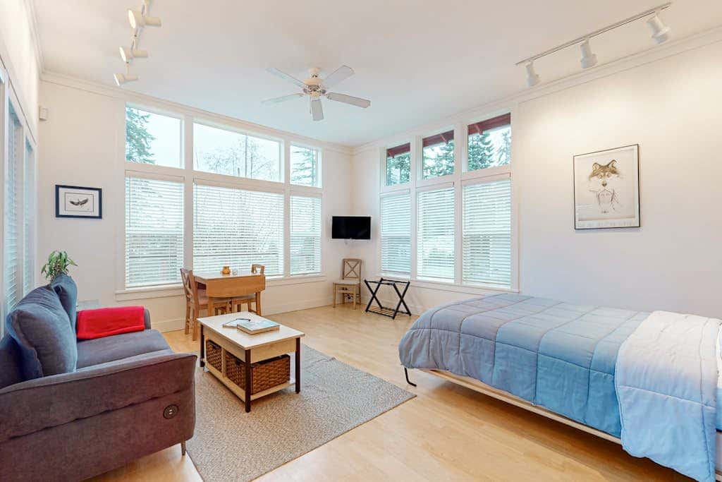 Restorative tiny home with amazing outdoor space, central location, and free Wifi