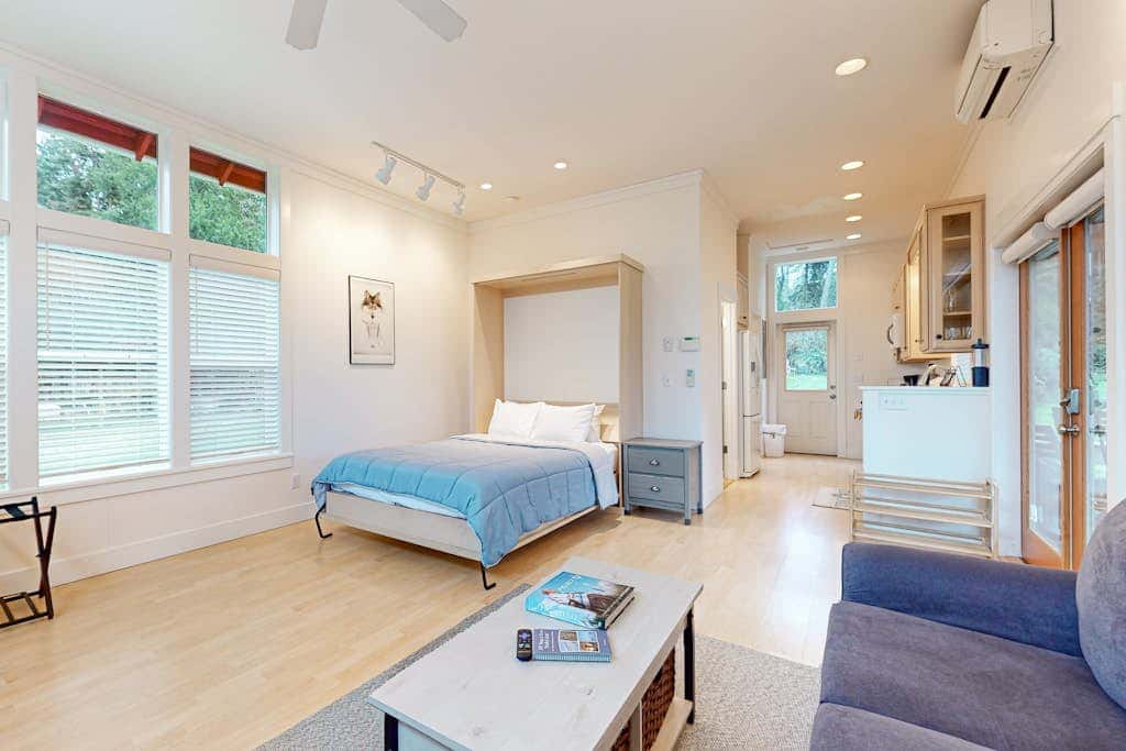 Restorative tiny home with amazing outdoor space, central location, and free Wifi