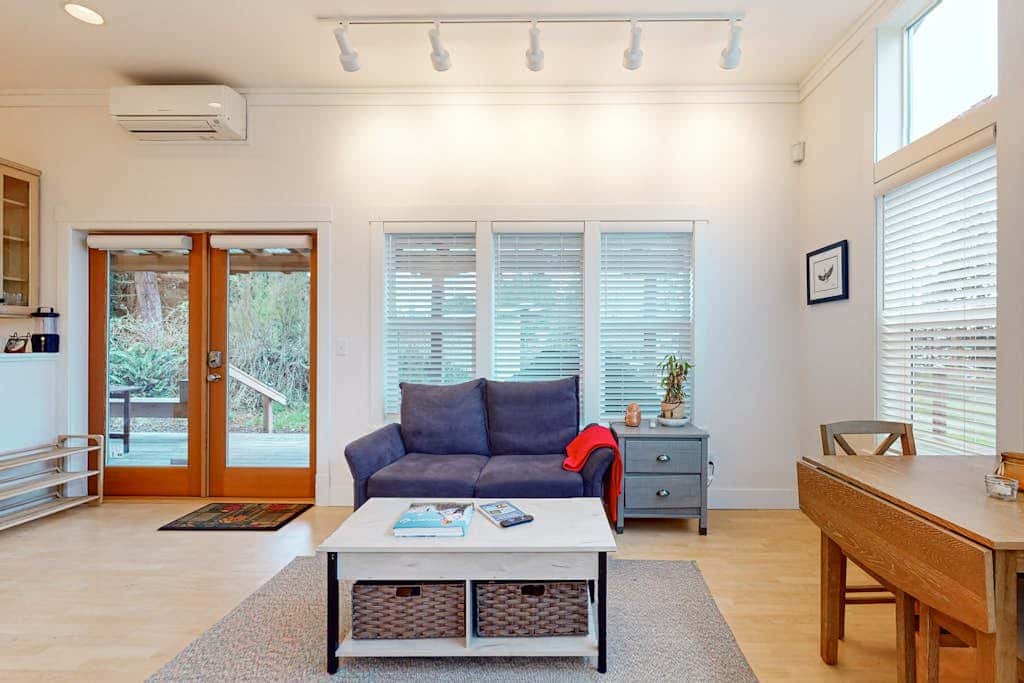 Restorative tiny home with amazing outdoor space, central location, and free Wifi