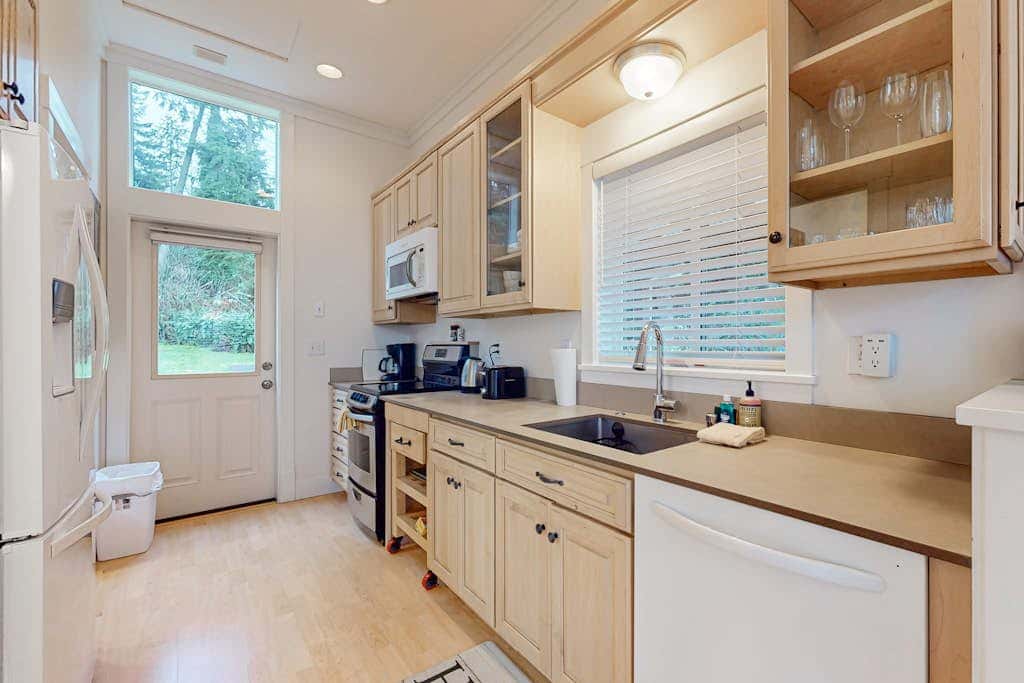 Restorative tiny home with amazing outdoor space, central location, and free Wifi