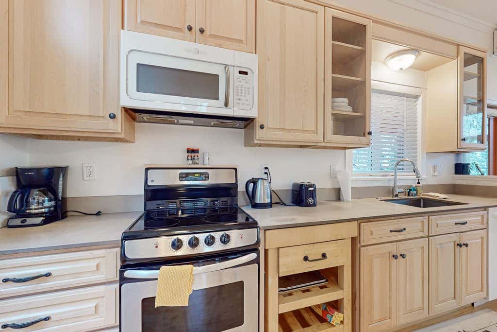 Restorative tiny home with amazing outdoor space, central location, and free Wifi