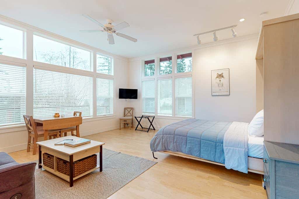 Restorative tiny home with amazing outdoor space, central location, and free Wifi