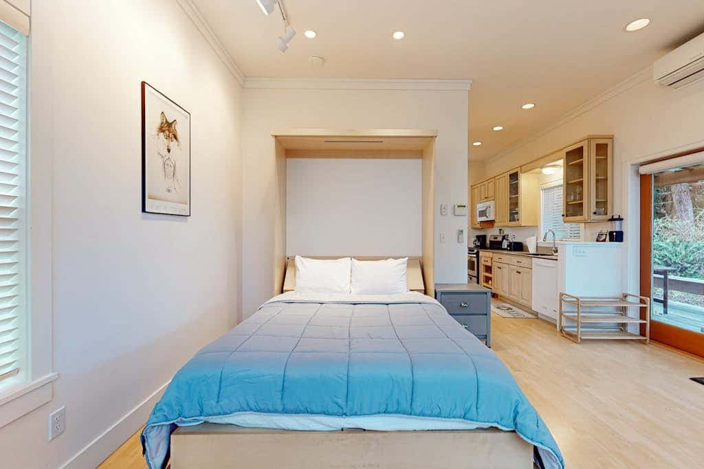 Restorative tiny home with amazing outdoor space, central location, and free Wifi