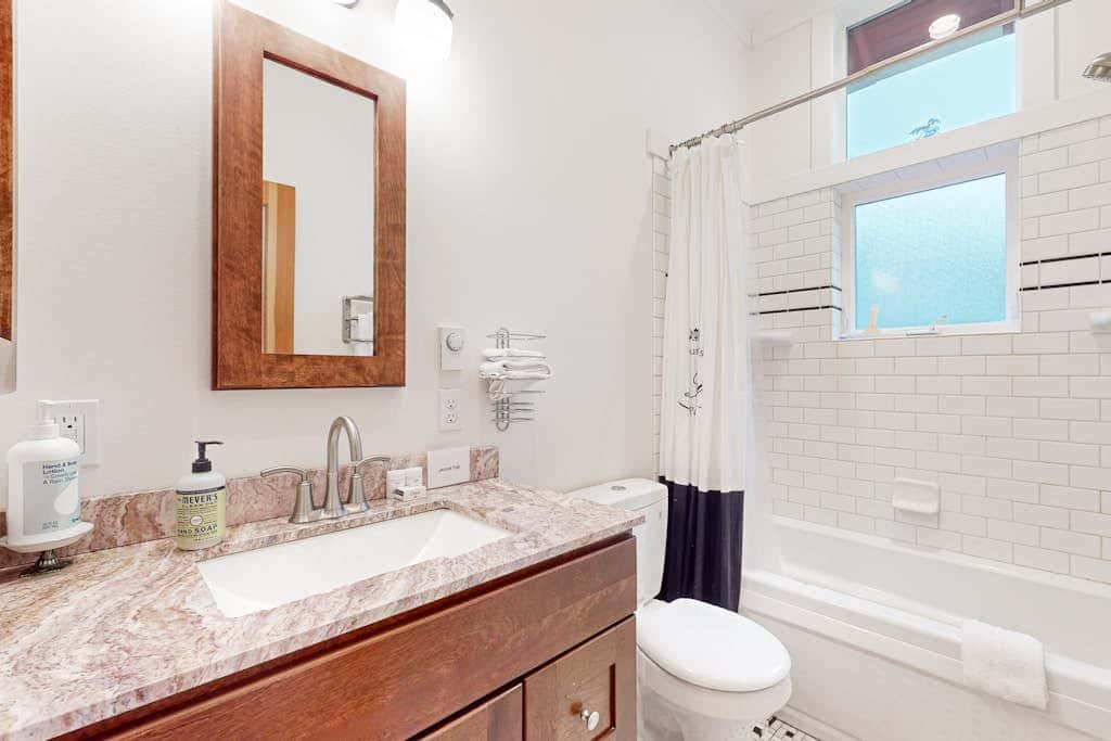 Restorative tiny home with amazing outdoor space, central location, and free Wifi