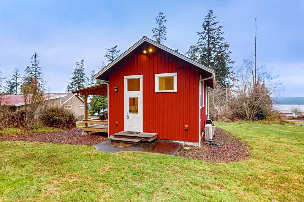Restorative tiny home with amazing outdoor space, central location, and free Wifi