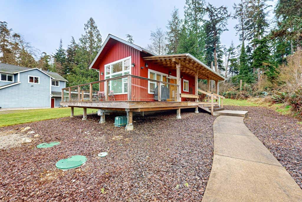 Restorative tiny home with amazing outdoor space, central location, and free Wifi
