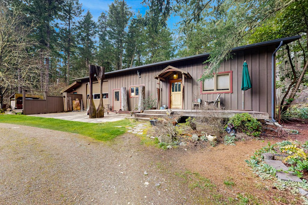 Dog Friendly Studio with Kitchenette, WiFi, Yard and Fire Pit near Eastsound Beach