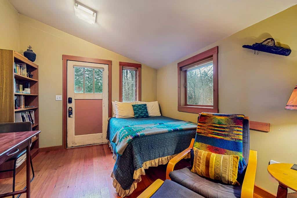 Dog Friendly Studio with Kitchenette, WiFi, Yard and Fire Pit near Eastsound Beach