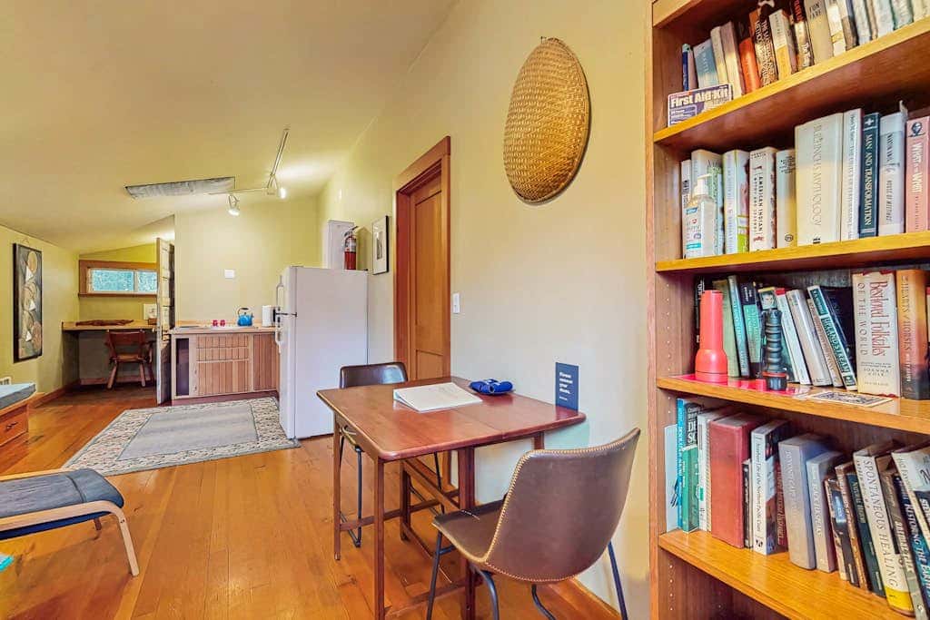 Dog Friendly Studio with Kitchenette, WiFi, Yard and Fire Pit near Eastsound Beach