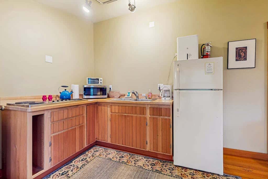 Dog Friendly Studio with Kitchenette, WiFi, Yard and Fire Pit near Eastsound Beach
