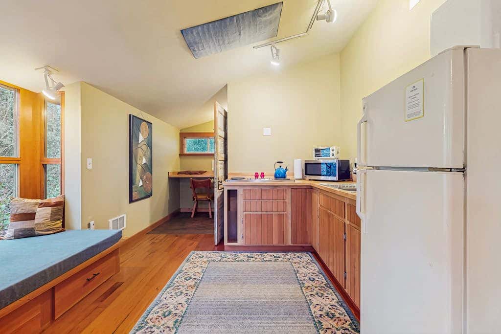 Dog Friendly Studio with Kitchenette, WiFi, Yard and Fire Pit near Eastsound Beach