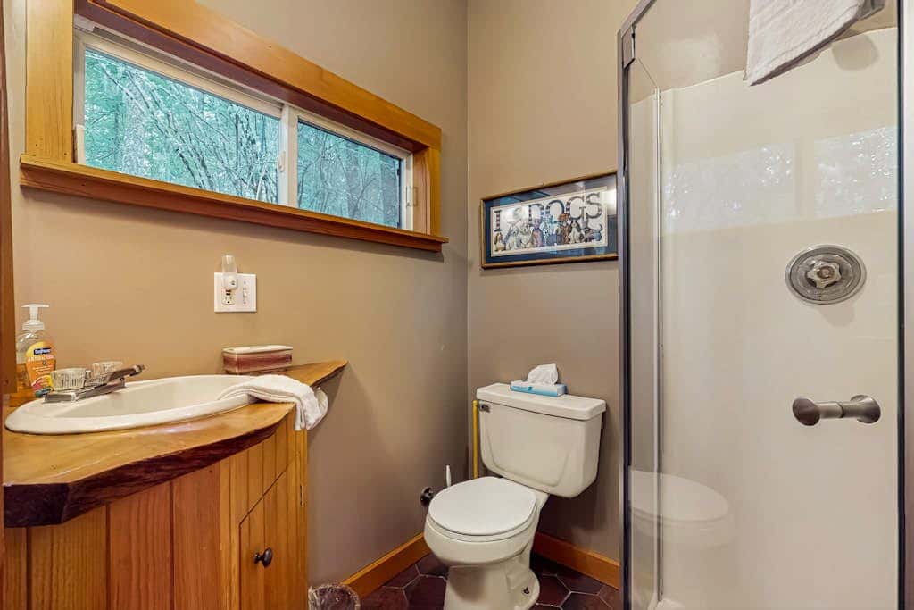 Dog Friendly Studio with Kitchenette, WiFi, Yard and Fire Pit near Eastsound Beach