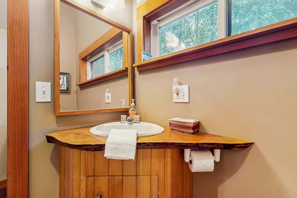 Dog Friendly Studio with Kitchenette, WiFi, Yard and Fire Pit near Eastsound Beach