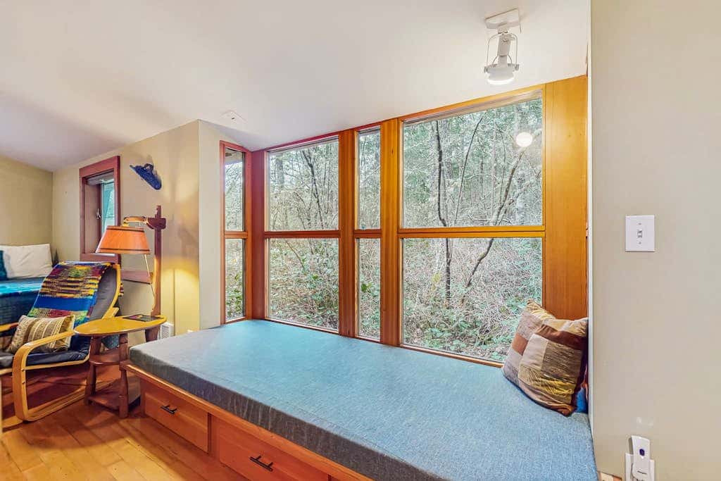 Dog Friendly Studio with Kitchenette, WiFi, Yard and Fire Pit near Eastsound Beach