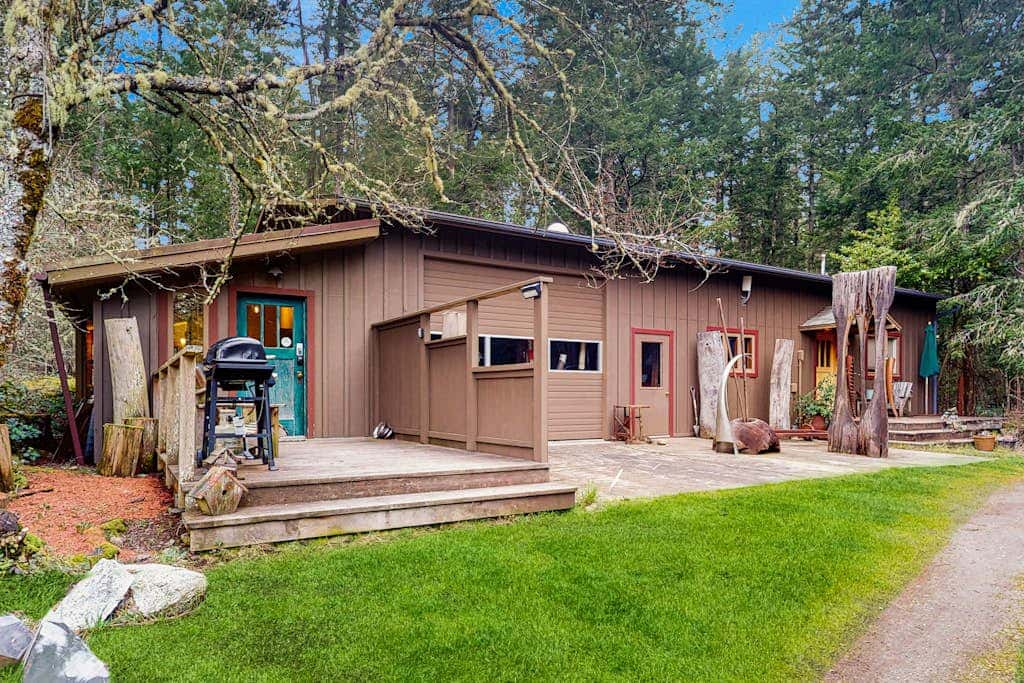 Dog Friendly Studio with Kitchenette, WiFi, Yard and Fire Pit near Eastsound Beach