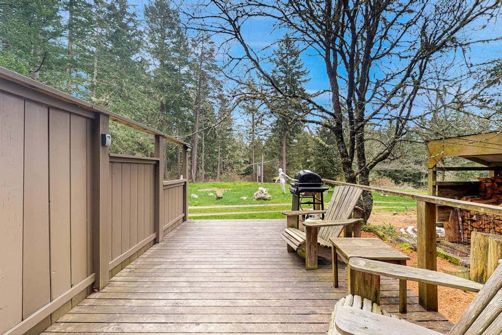 Dog Friendly Studio with Kitchenette, WiFi, Yard and Fire Pit near Eastsound Beach