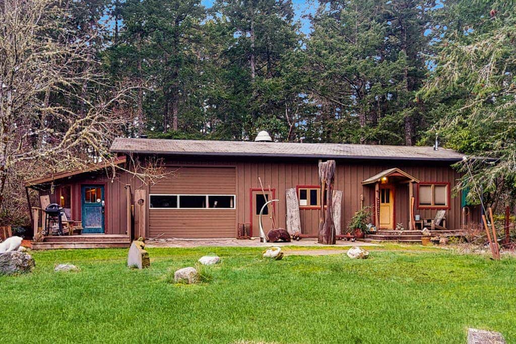 Dog Friendly Studio with Kitchenette, WiFi, Yard and Fire Pit near Eastsound Beach